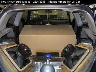 showyoursound.nl - Op je flikker met kicker - Nissan Almera by Le Car - SyS_2006_4_26_12_27_58.jpg - De kist in de auto, en alvast frames gefreesd voor de L7 woofers.  
